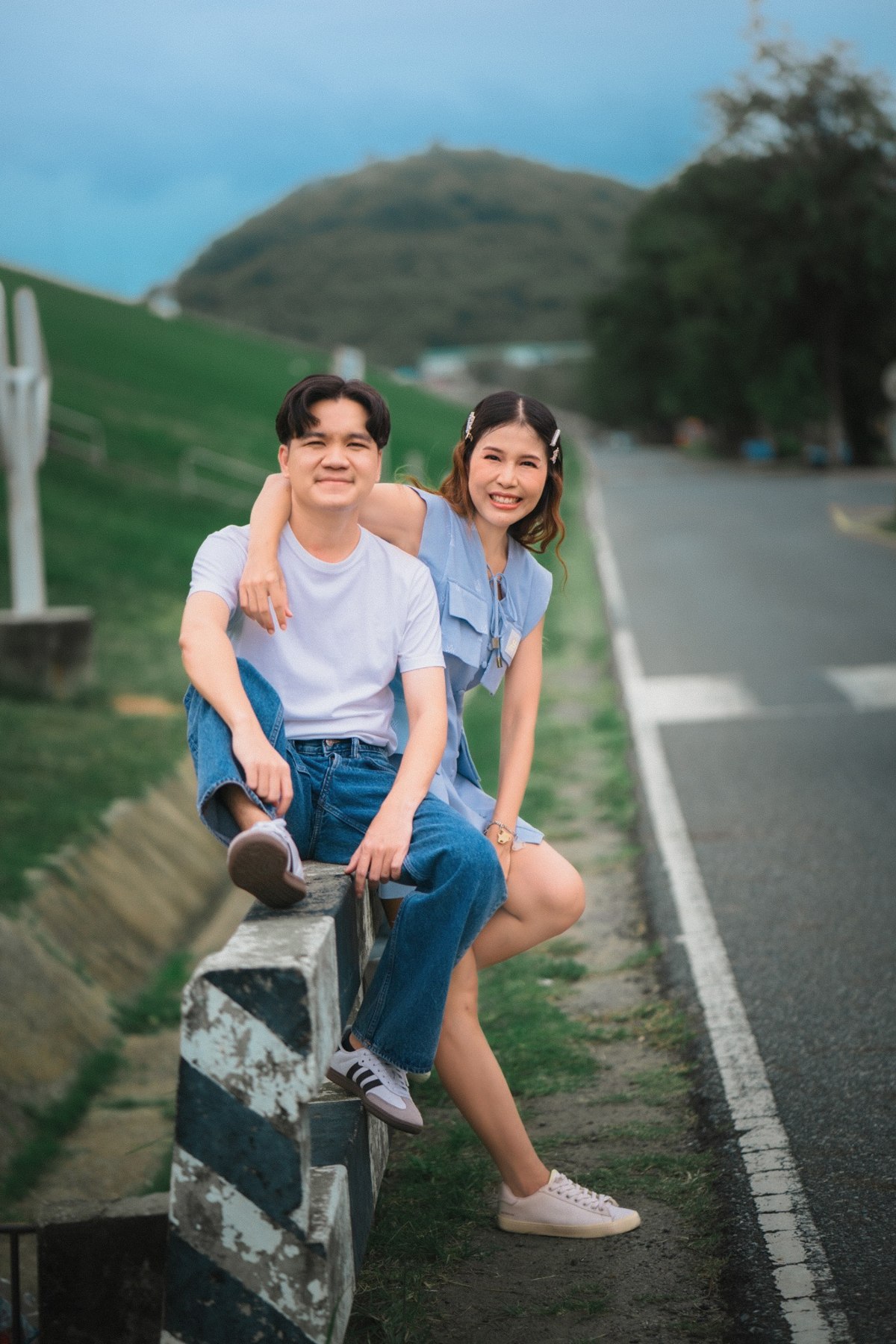 Amm and Hrung together beside the road